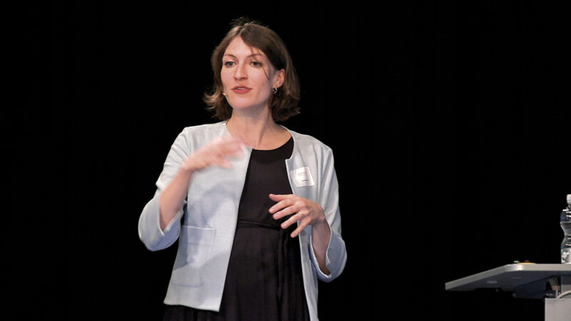 Dr. phil. Cosima Locher bei ihrem Vortrag am Hohenegger Symposium