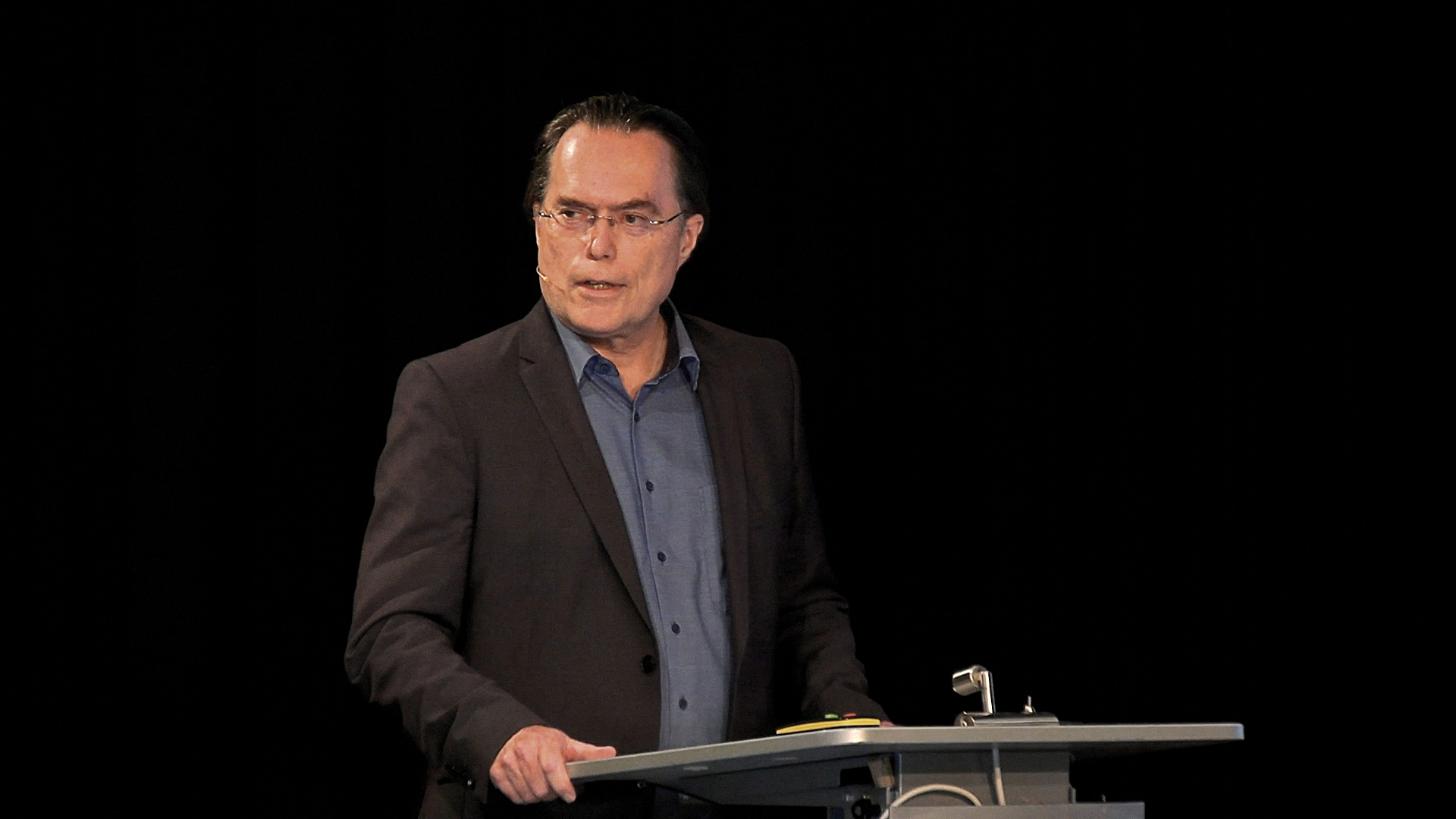 Prof. Dr. med. Dr. phil. Paul Hoff bei seinem Vortrag am Hohenegger Symposium