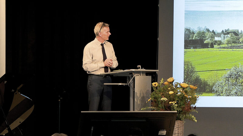 Dr. med. Sebastian Haas bei seinem Vortrag am Hohenegger Symposium