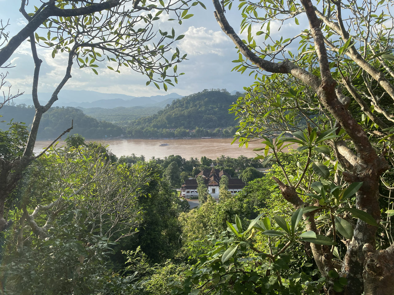 Aussicht auf einen Fluss und die begrünte Hügellandschaft dahinter.