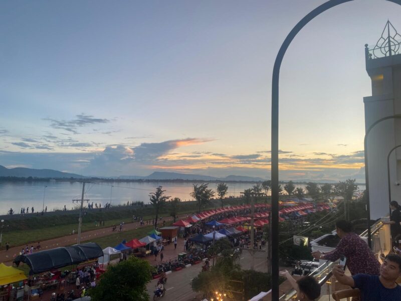 Ausblick über den Mekong und eine Chilbi-ähnliche Veranstaltung