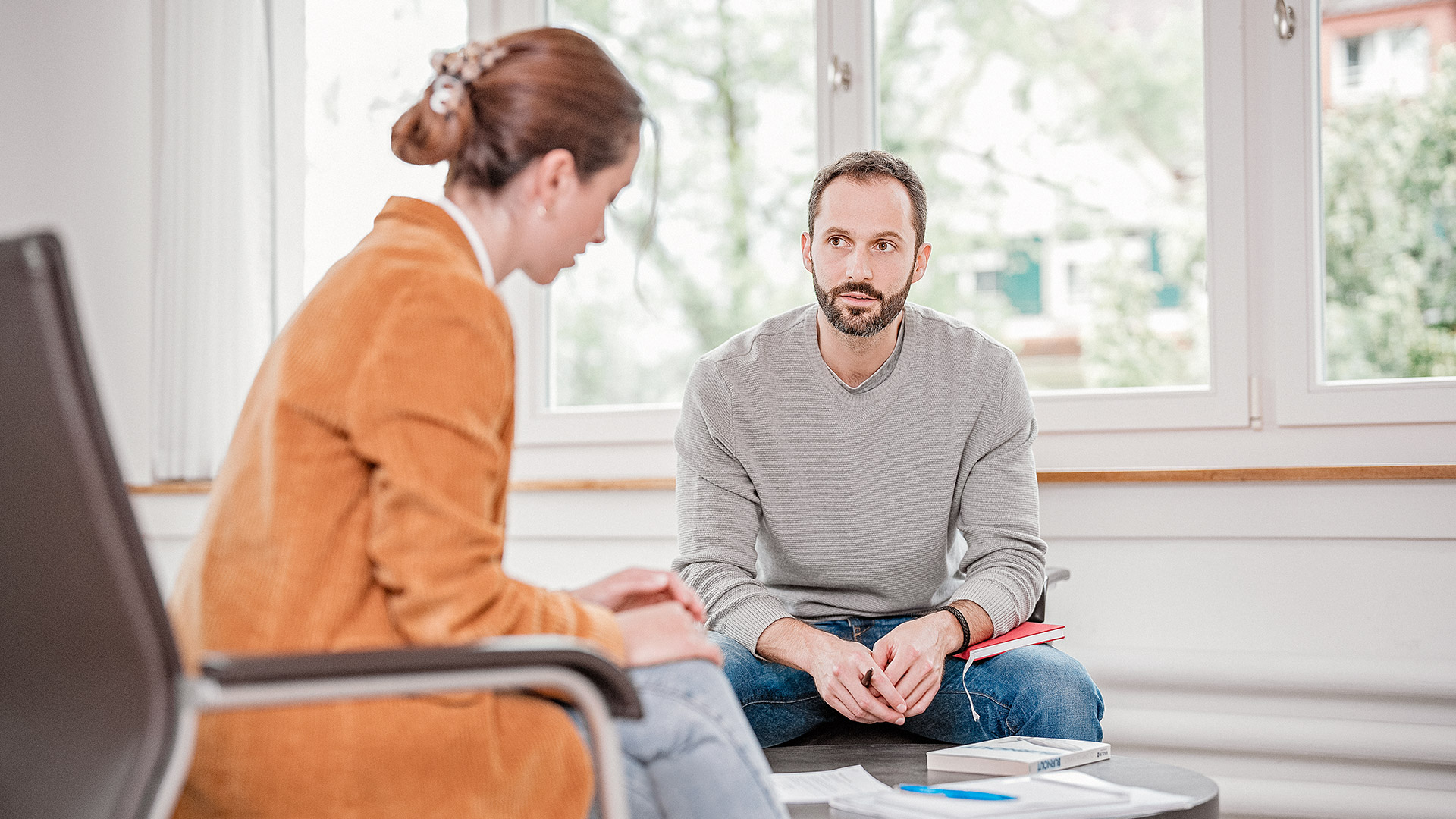 Zwei Personen im Gespräch