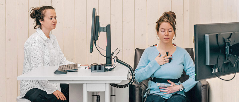 Eine Person sitzt auf einem Stuhl bei der Therapie