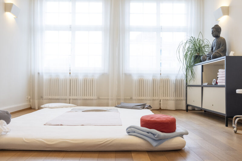 Ein Matratze liegt am Boden in der Mitte eines Raumes.