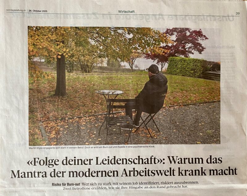 Zeitungsauschnitt mit Bild eines sitzendenden Patienten in der herbstlichen Privatklinik Hohenegg