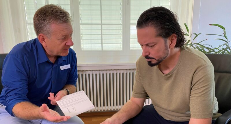 Ein Psychiater erklärt einem Patienten die Medikation.