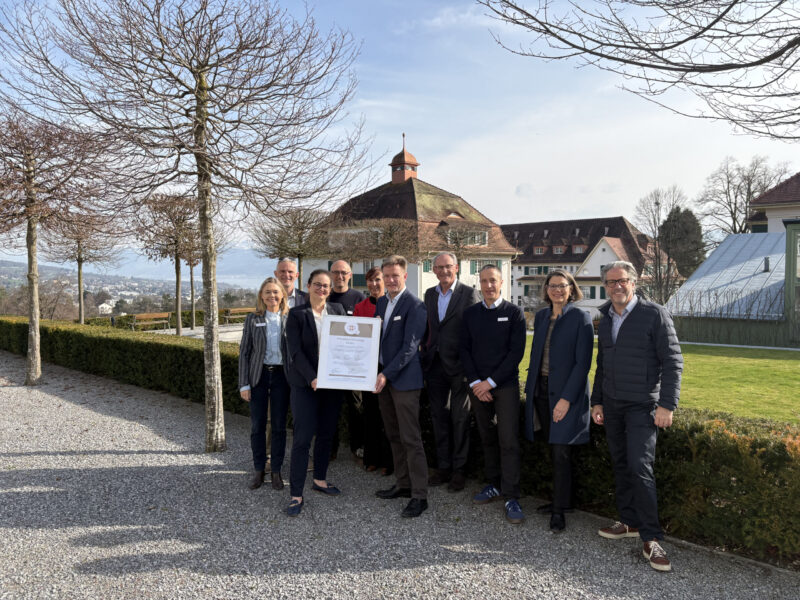 Gruppenfoto der Klinikleitung der Privatklinik Hohenegg im Freien vor dem Gebäude des Ärztlichen Zentrums.