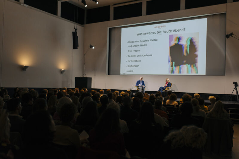 Gregor Hasler und Susanne Walitza im Gespräch bei den Hohenegg-Gesprächen vor Publikum im Museum für Gestaltung Zürich