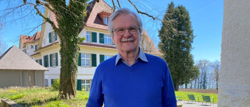 Prof. Dr. Daniel Hell hält sein Buch «Fragile Psyche. Von Umbrüchen und Aufbrüchen» in der Hand.