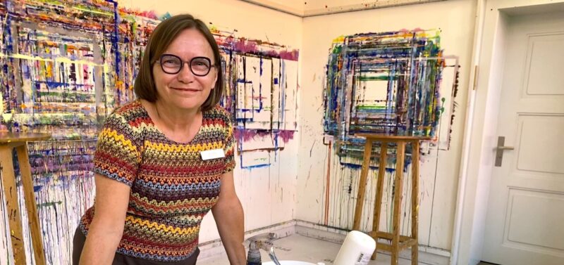 Kunsttherapeutin bei der Arbeit mit Farben in der lösungsorientierten Maltherapie